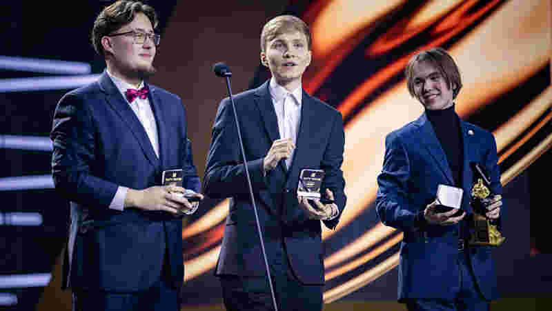 Jwei的Neko Dragon组和四个人领先。 Royal Never Give Up 获得了六个虫子，全面被击败。 FunPlus Phoenix 领先