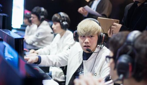 太血腥了！ Rest 向 TheShy 祈祷；但被 Zeus 的Rambo融化， Hanwha Life Esports 领先