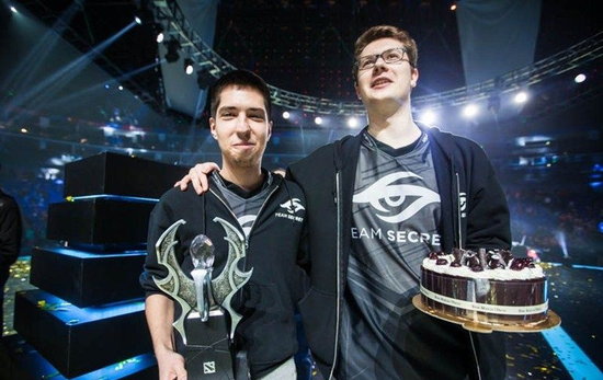 FPX官博更新拍摄日花絮：翼往吾前，新赛季小凤凰冲