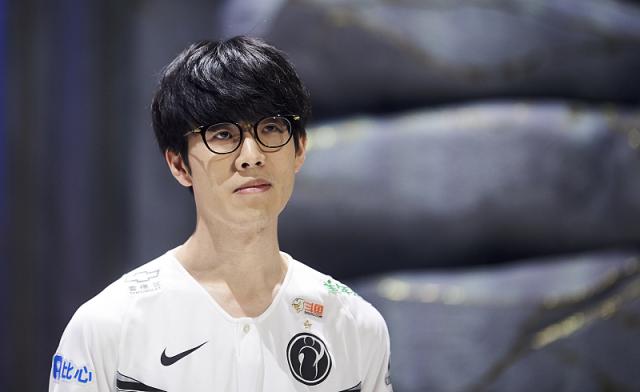 目前LCK联赛前两名的队伍是：T1、GEN Clozer、Peyz、Keria、Oner、Canyon以400积分并列POG榜首