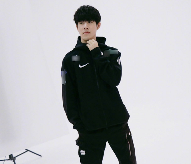 JD Gaming 和 Oh My God 在五场比赛中奋战并赢得了比赛，以 2-0 的战绩晋级淘汰赛阶段。