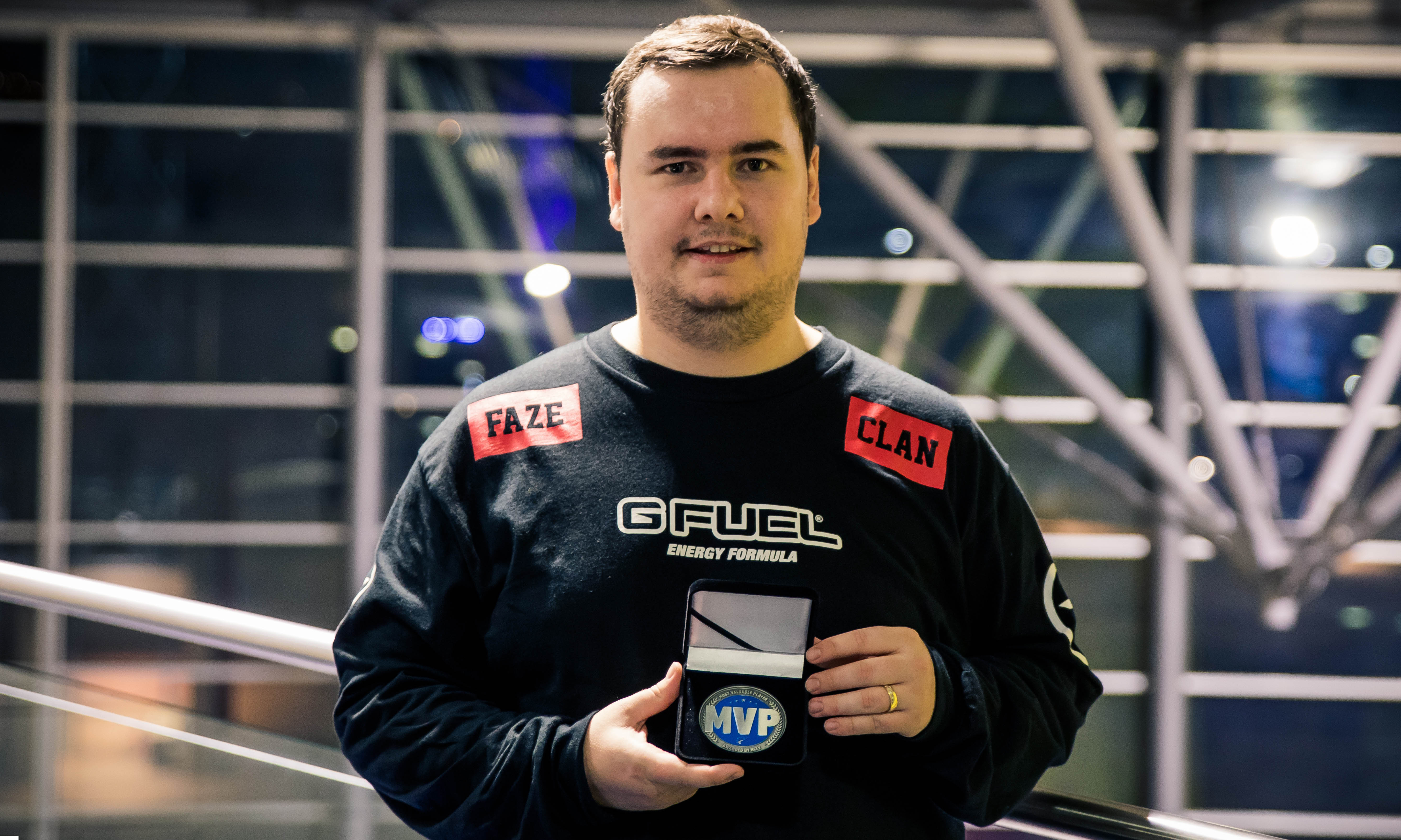 传闻： 100 Thieves 接近签下瑞典天才poiii